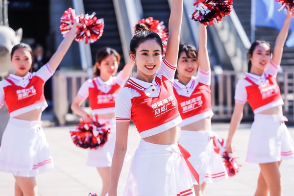 倾城高塔，助威广马小蛮腰拉拉队舞动地标，为2019广马跑手加油