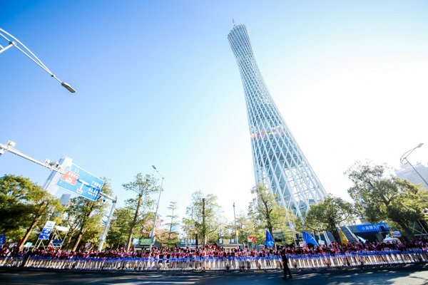 倾城高塔，助威广马小蛮腰拉拉队舞动地标，为2019广马跑手加油