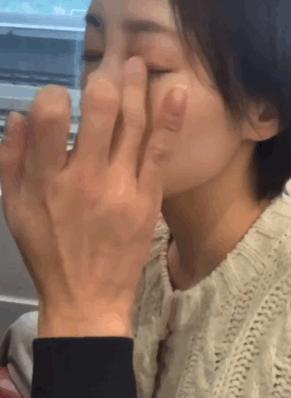 在李纯的高铁化妆视频里,我发现了女明星画眼影的新潮流