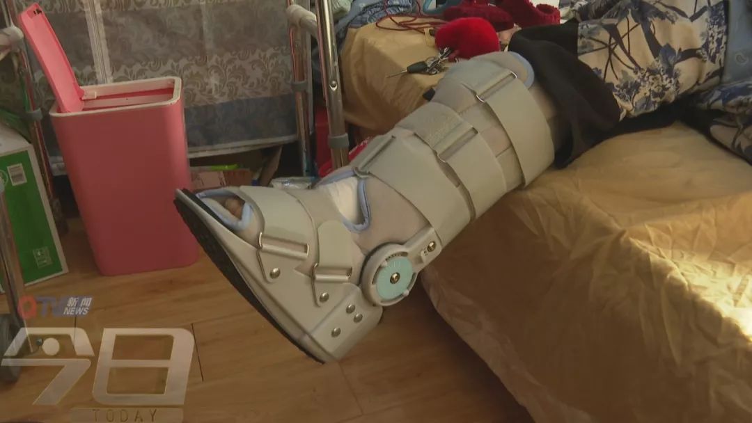 女子头部被瓷砖砸伤,女子被高空掉落瓷砖砸伤