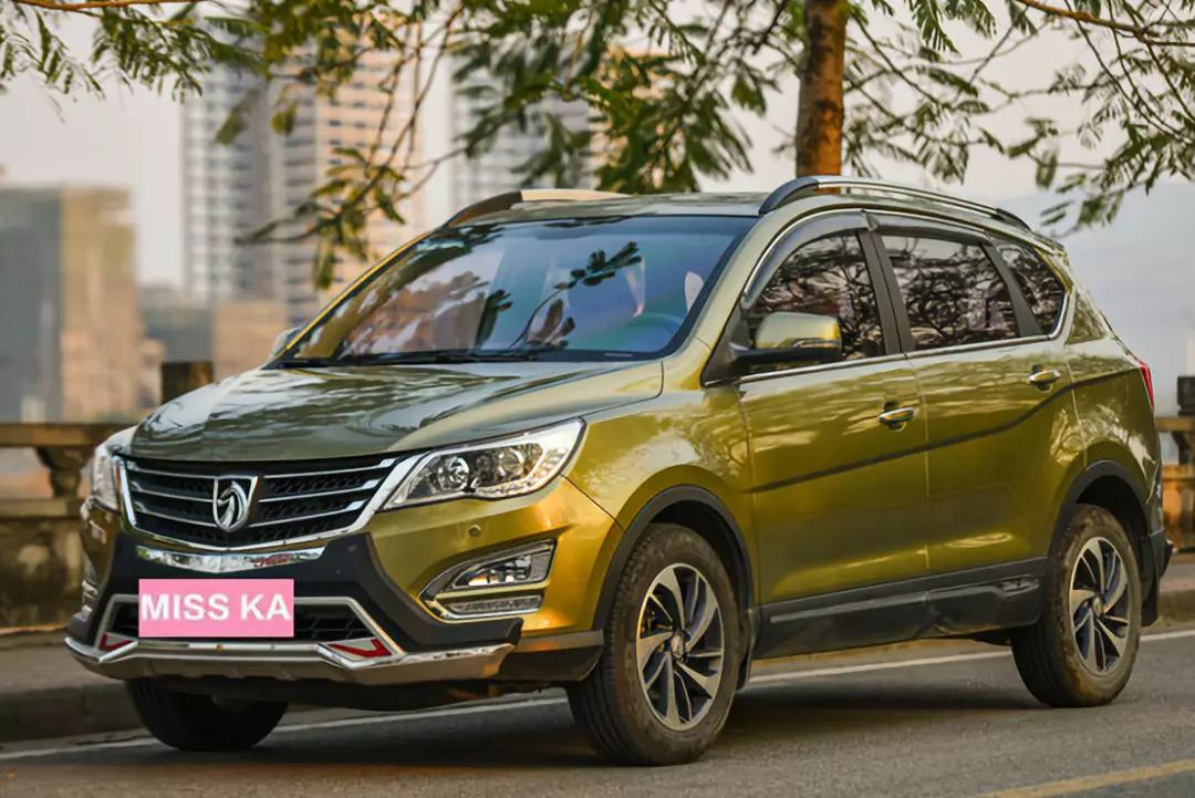 严重老化开裂,雨刮还不换?只会加玻璃水的7年老司机终于迎来换雨刮首秀!宝骏560女车主“*力暴**”安装的新雨刮,靠谱吗?