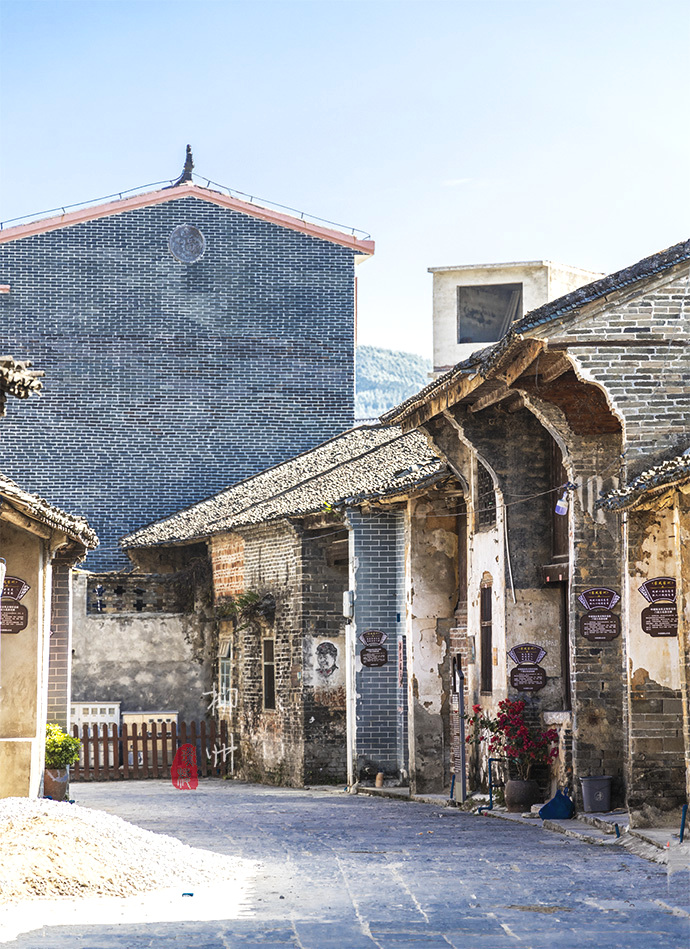 这个古镇好奇怪，门前放元宝，商号大门开洞，城隍爷与关二爷作伴