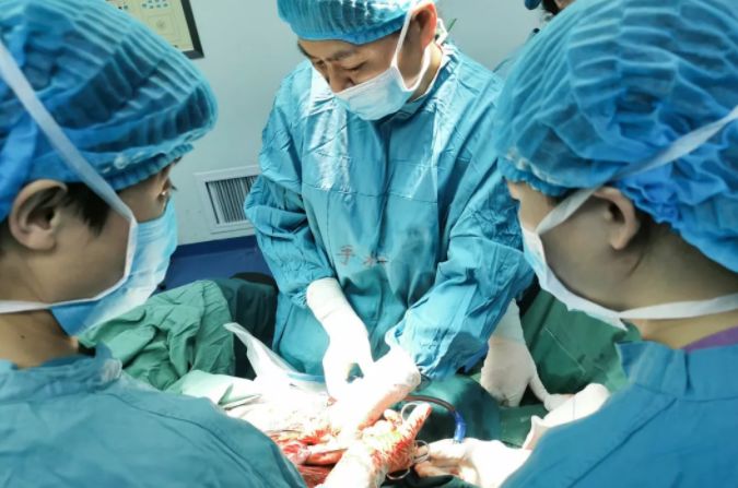 镇安一孕妇胎盘早剥情况危急，医生4分钟顺利接生女婴化危为安……