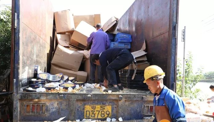 销毁数万元假饼干!你的“蓝罐曲奇”不一定来自丹麦,可能来自谢岗