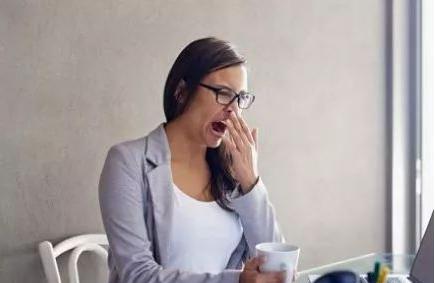 20岁女生胸部一阵一阵疼,22岁了有时候胸部会疼痛