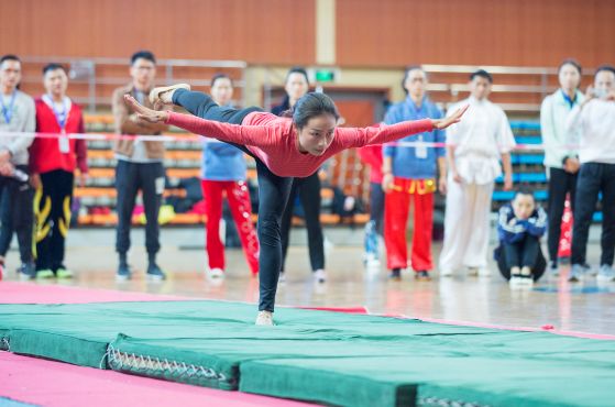 体育老师秀跳远绝活,盘点体育老师的独门绝技