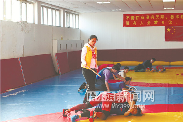 冰城“铁娘子”马海艳30个跤娃一个妈