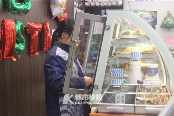 在便利店上班的年轻人,在便利店打工的女大学生