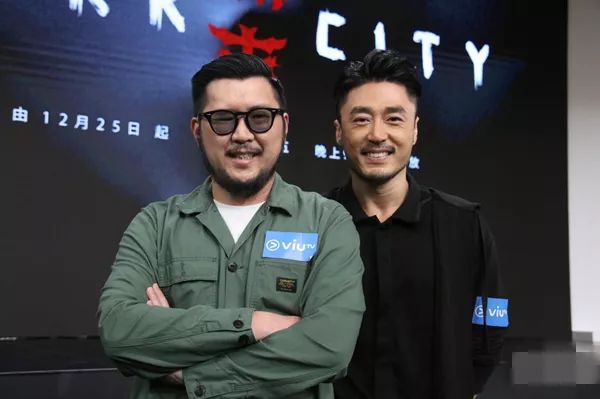 连张合照都不愿留,连屏海报