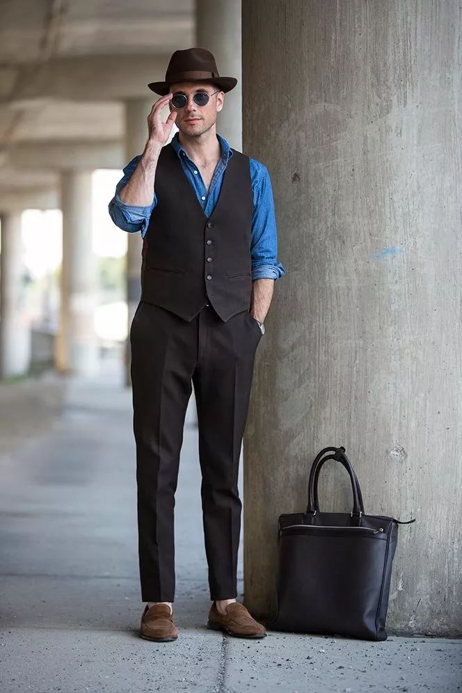 每次坐下牛仔裙后面都出现褶皱,坐下时衬衫扣子翘起