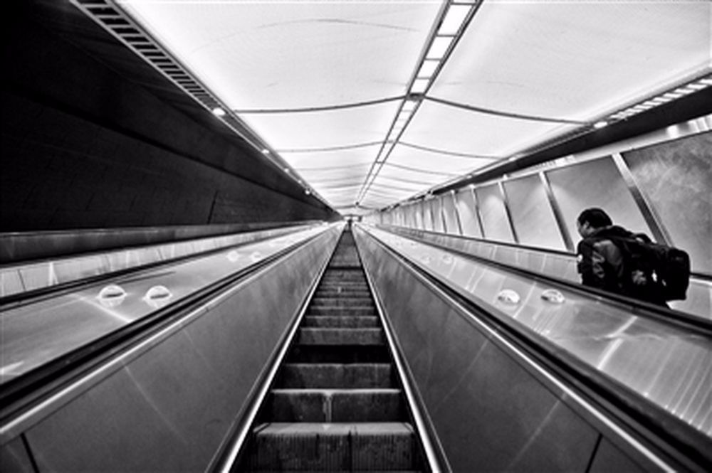 京张八达岭扶梯,京张高铁八达岭站都停吗