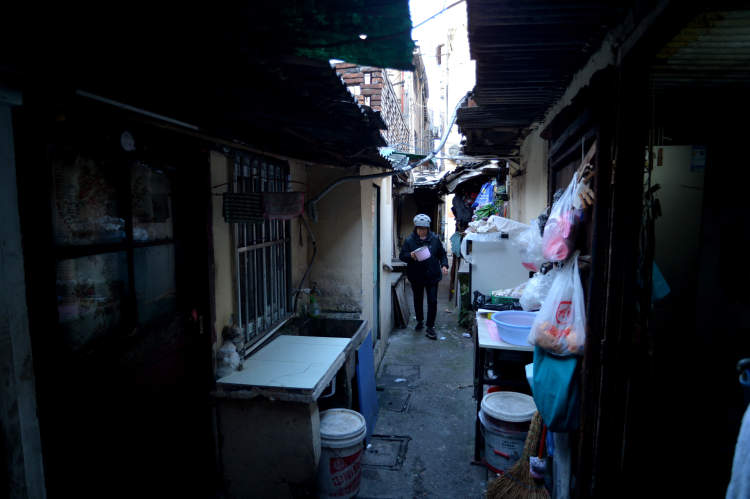 2.5万人次青年突击队助推旧改静安育群中学西块和241、242街坊居民今集体搬迁