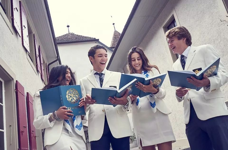 赵文卓女儿在英国上的高中,赵文卓女儿上的是职业学校吗