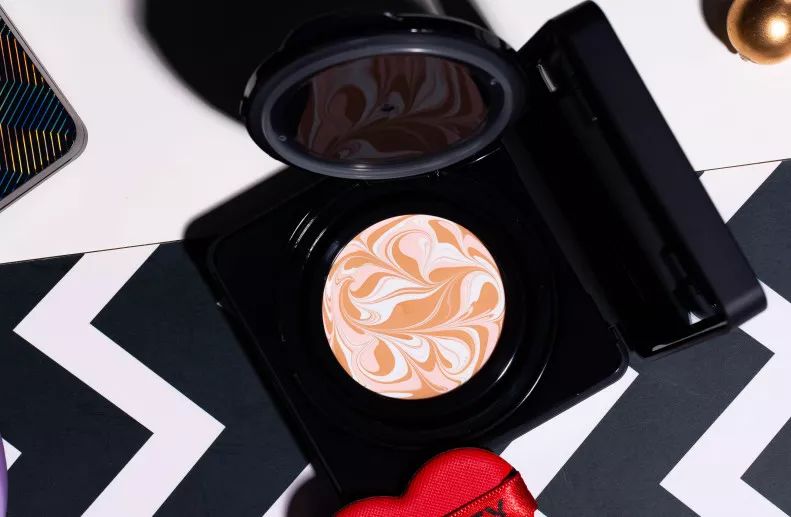 卡粉起皮用面霜还是乳液,卡粉起皮救星底妆难题解决