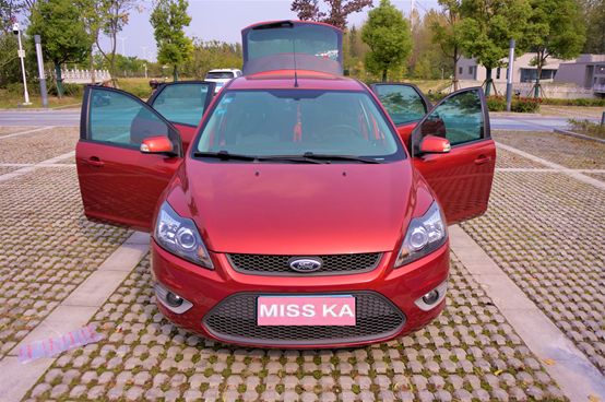 只看外观轻率买了福克斯？配置不高，但适合郊区通勤，搬家都靠它！可为何车主表示不会再选福特？