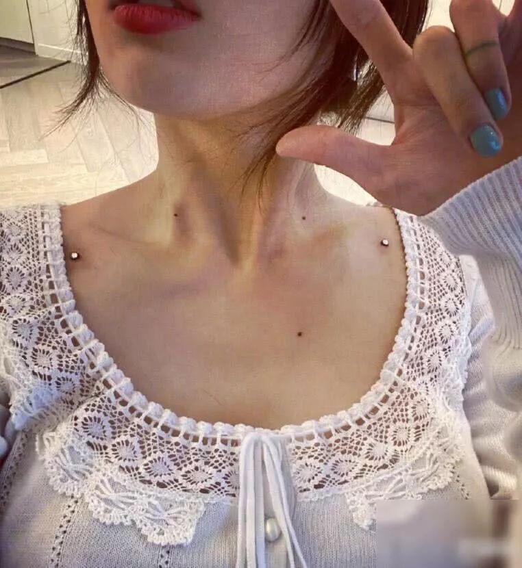 泫雅晒美照戴上鼻钉个性十足,泫雅晒照穿休闲风难掩好身材