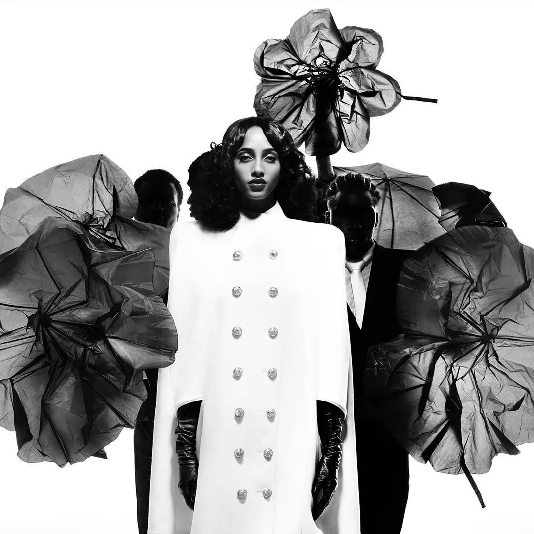 帮McQueen直播、给英女王拍照、被RafSimons致敬——这间工作室真传奇