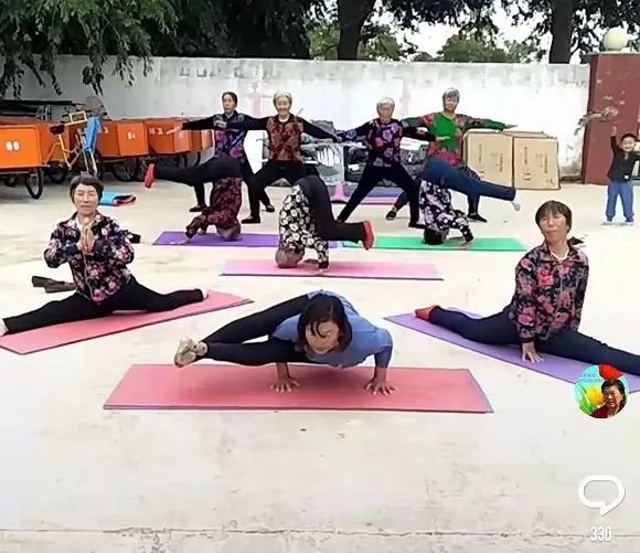 边种地边劈叉，土味瑜伽到底有多骚？