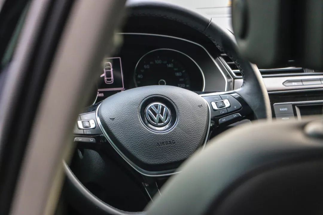 花15万买了辆24万的迈腾，只开过一万公里的二手车，空间宽敞、动力足，虽然安全配置有点少，但性价比真高