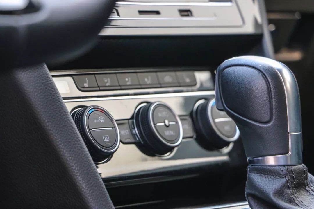 花15万买了辆24万的迈腾，只开过一万公里的二手车，空间宽敞、动力足，虽然安全配置有点少，但性价比真高