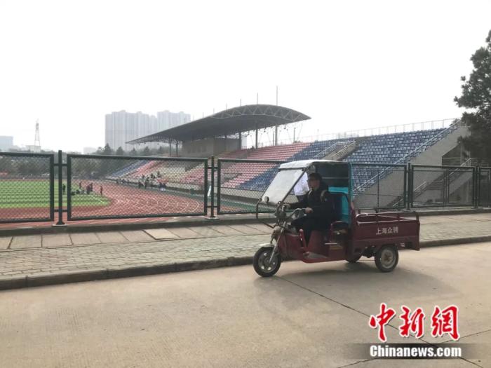 励志小伙不甘平凡,励志小伙自小双目失明却不失信心