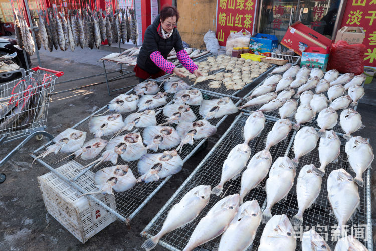 晾晒的各种鱼悬挂路边很是壮观,面包鱼价格为35元一斤,大鲈鱼42一斤……