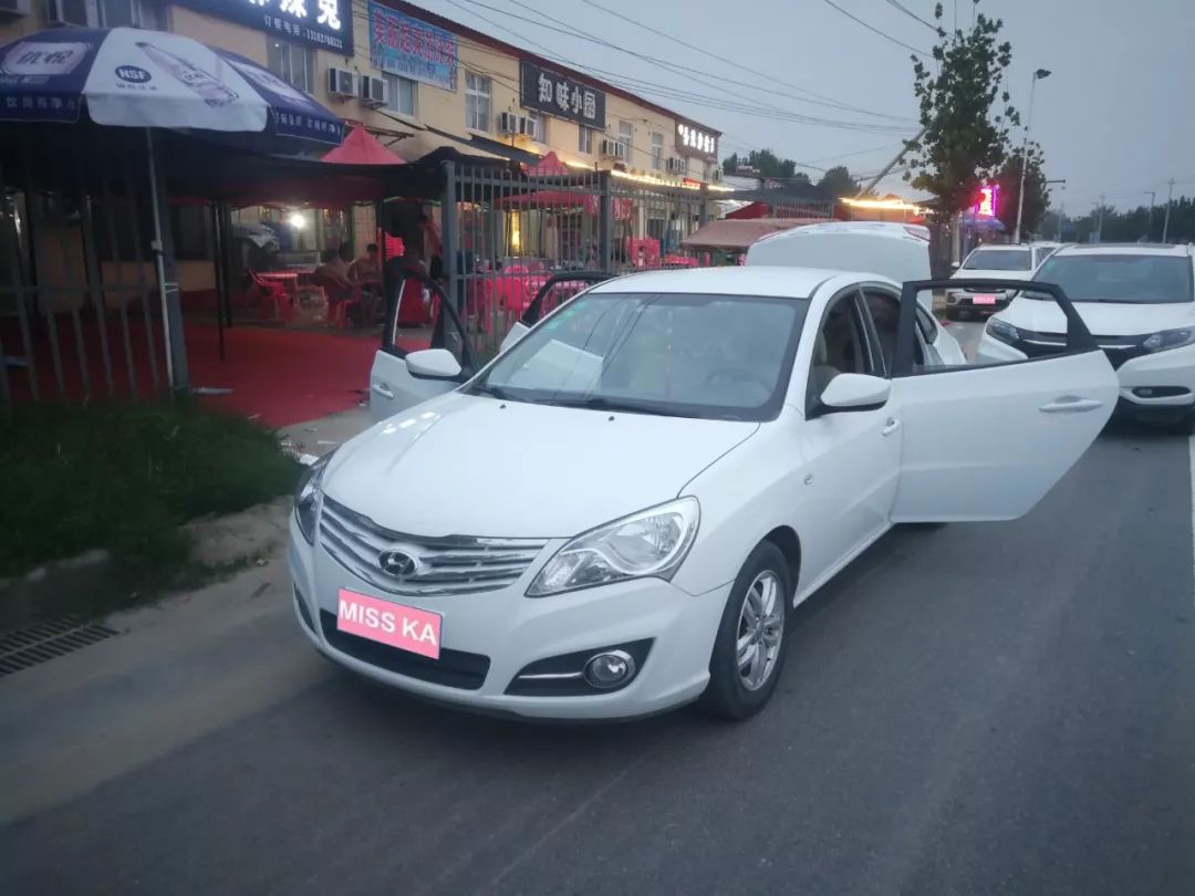 80多万的旅行轿车,80万旅游大巴车