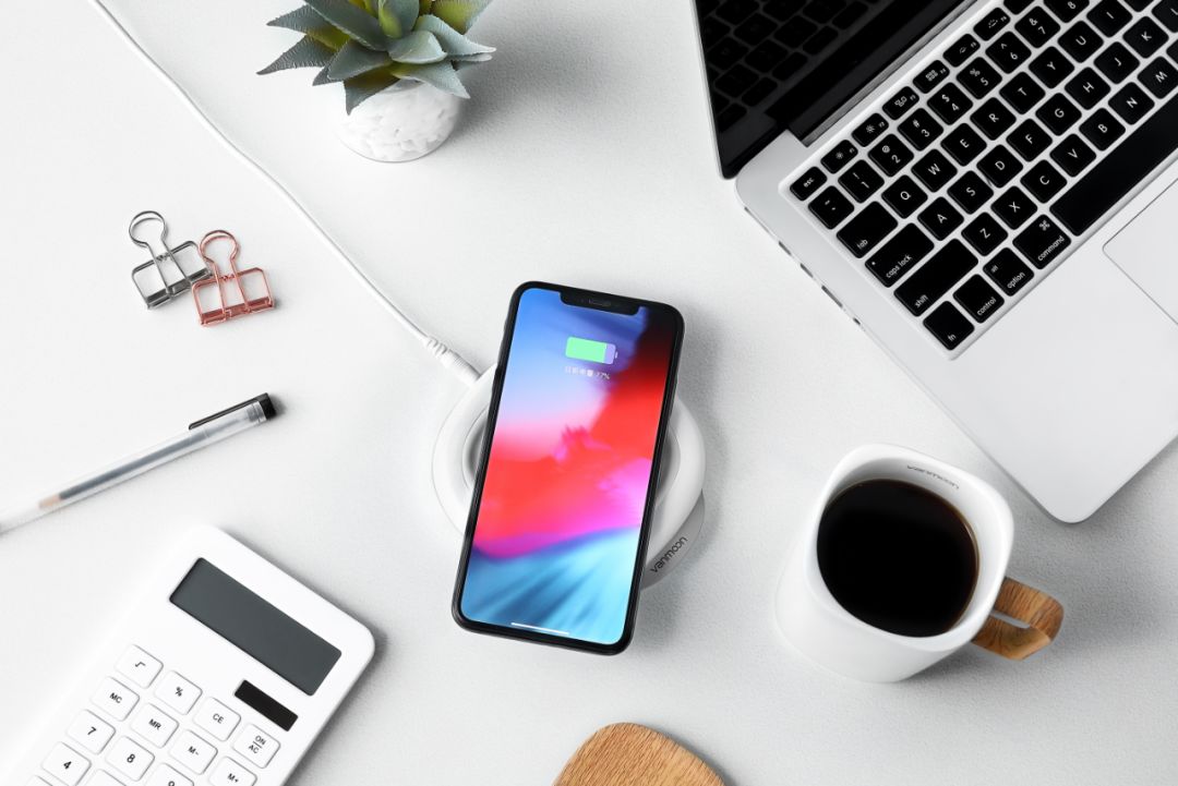 这个杯子被施了魔法！能自行搅拌解放双手，还能给手机无线充电