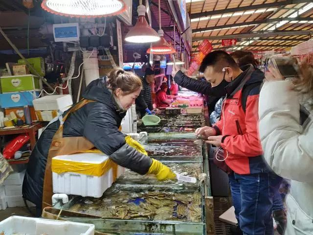 青岛海鲜城螃蟹多少钱一只 (青岛螃蟹今年为啥便宜)