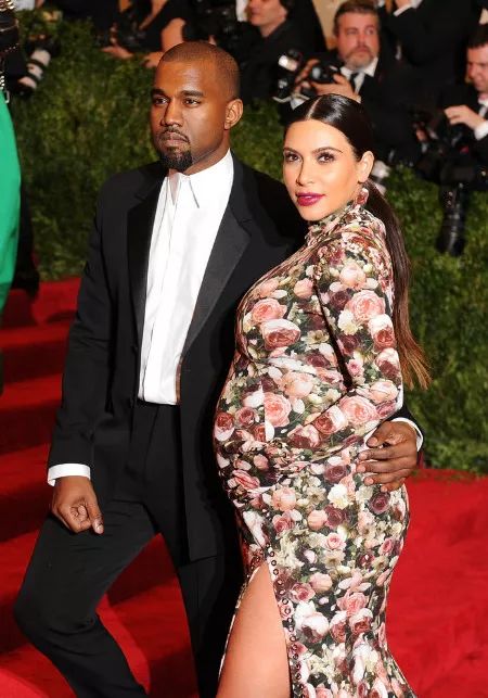 侃爷晒与卡戴珊合照想复合,侃爷卡戴珊时装发布会