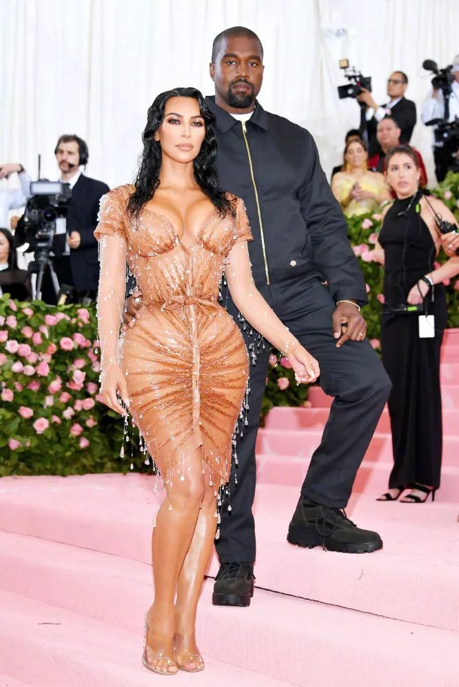 侃爷晒与卡戴珊合照想复合,侃爷卡戴珊时装发布会