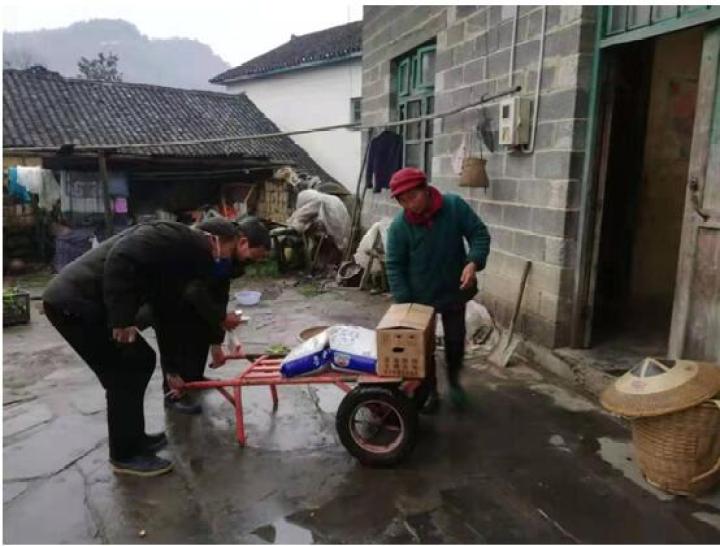 战“疫”丨凤凰：*党**员当“代购”，稳了民情，暖了民心