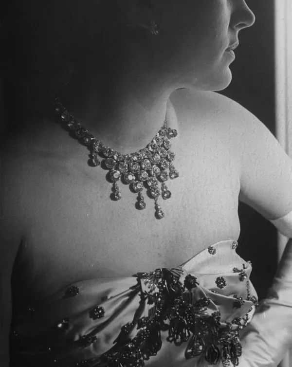 这位香奈儿的死对头，与迪奥先生齐名，打造出最原汁原味的法式优雅