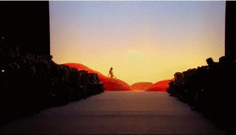 知道你们无聊，于是请来这些时装大师，陪你们一起宅在家中