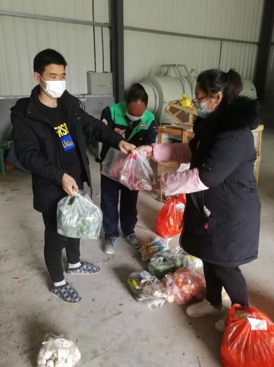 元宵节送温暖防疫一线的文章,疫情当前农村元宵节送灯