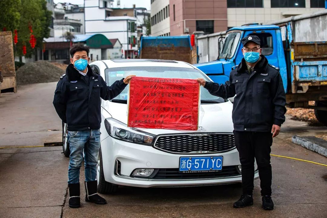 抗击疫情记者对警察的采访,媒体直击海曙青林湾西区防疫现场