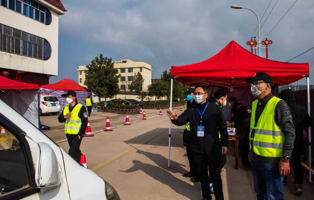 抗击疫情记者对警察的采访,媒体直击海曙青林湾西区防疫现场