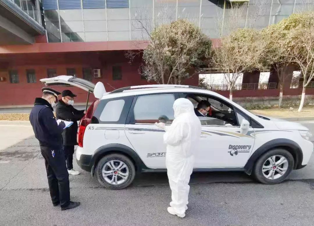 战疫一线党旗飘勇担使命践初心,让党旗在防控战役第一线高高飘扬