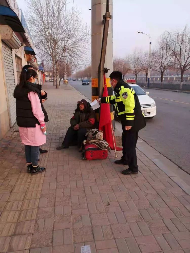 晋州市巡特警大队救助一名发热的流浪老人