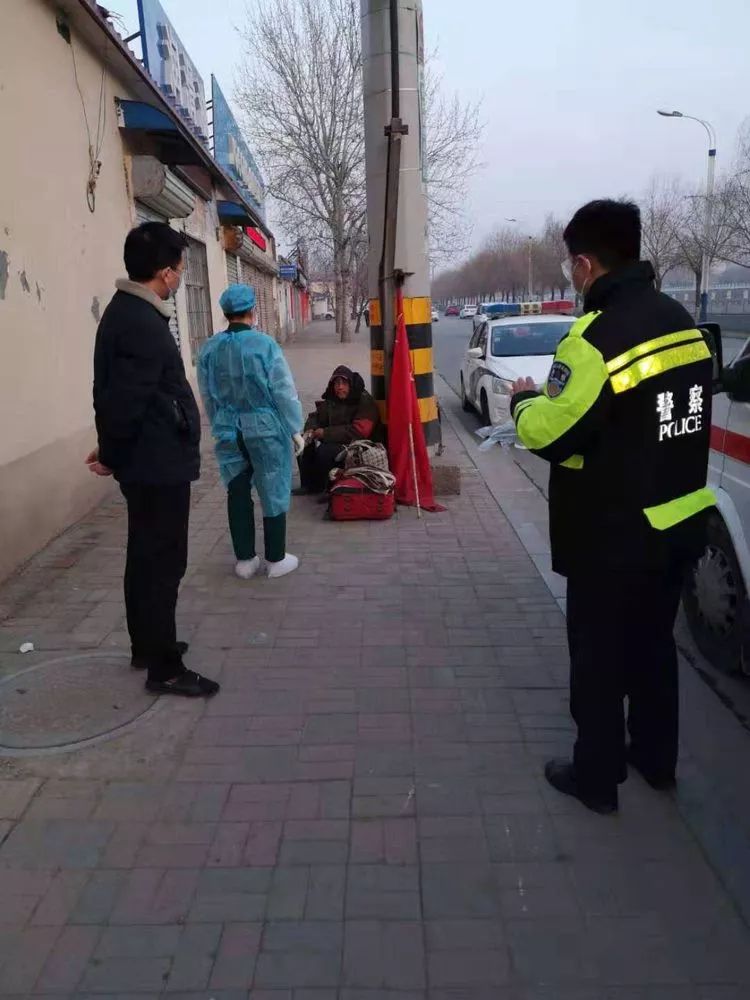 晋州市巡特警大队救助一名发热的流浪老人