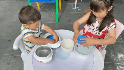 不吵不闹一切为了孩子过日子,不吵不闹一个人玩