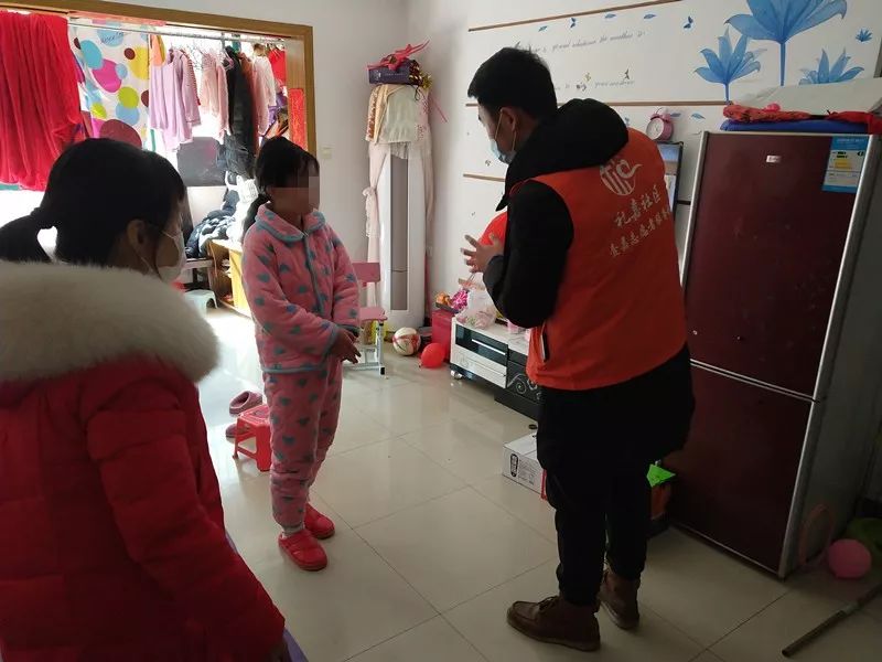 13岁女童独自在家，社区工作人员当起“临时父母”