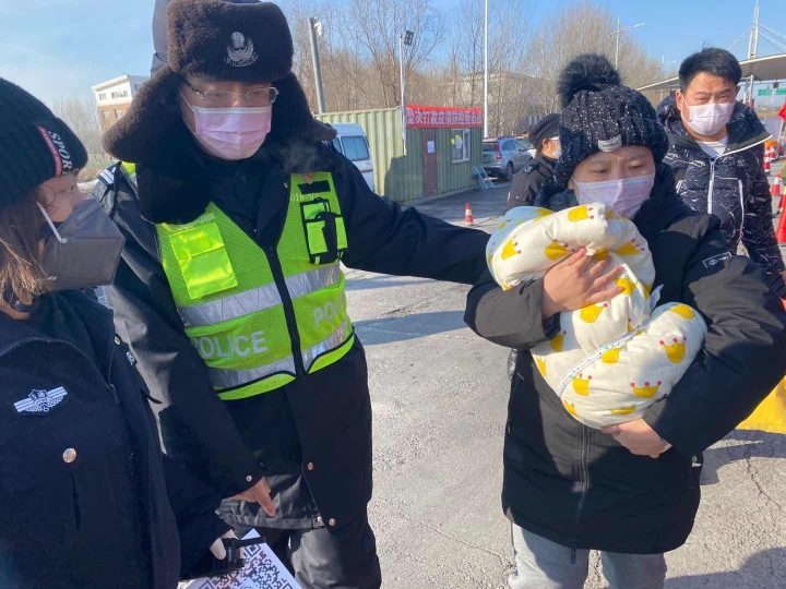 发黑硬痂还没脱落，又覆上一层冻红的新伤记咱城市守门人