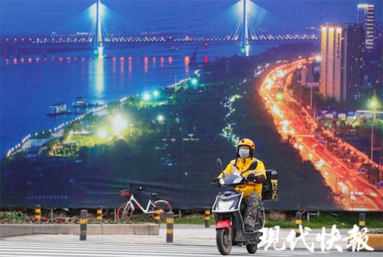 武汉凡人英雄｜外卖骑手老计：我给武汉人安全感，他们也帮我走出低谷