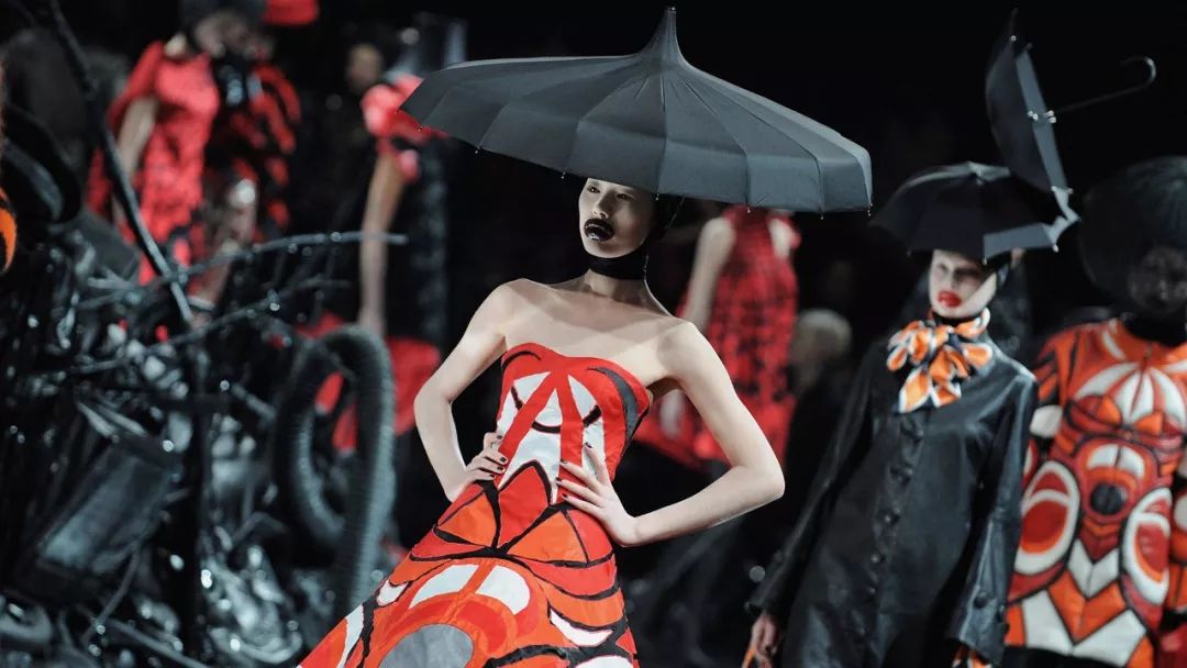 麦昆13年照片,麦昆怎么去世的