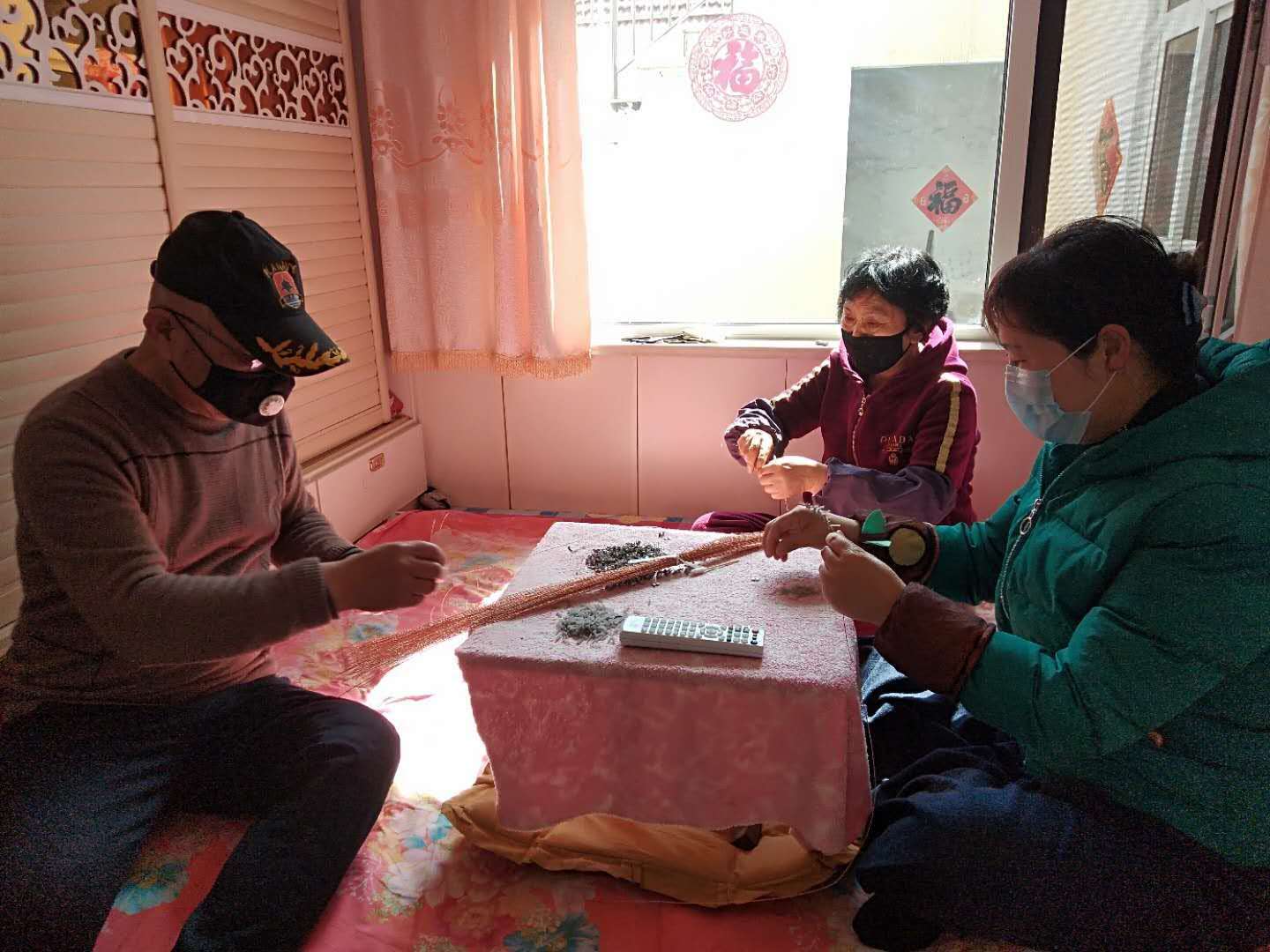 疫情下的“炕头经济”：“宅”在家里也赚钱