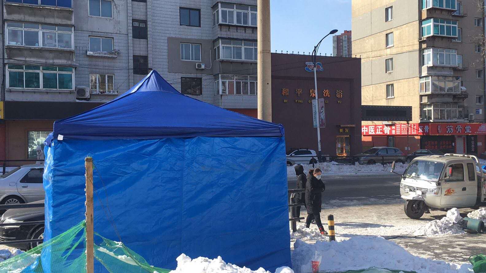 「助企」四隆集团再显担当，搭建100多顶帐篷温暖一线