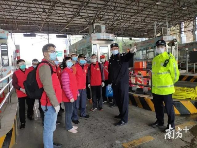 “爷爷警察”、“奶奶护士”齐上阵!*党**员先锋队筑牢一线堡垒