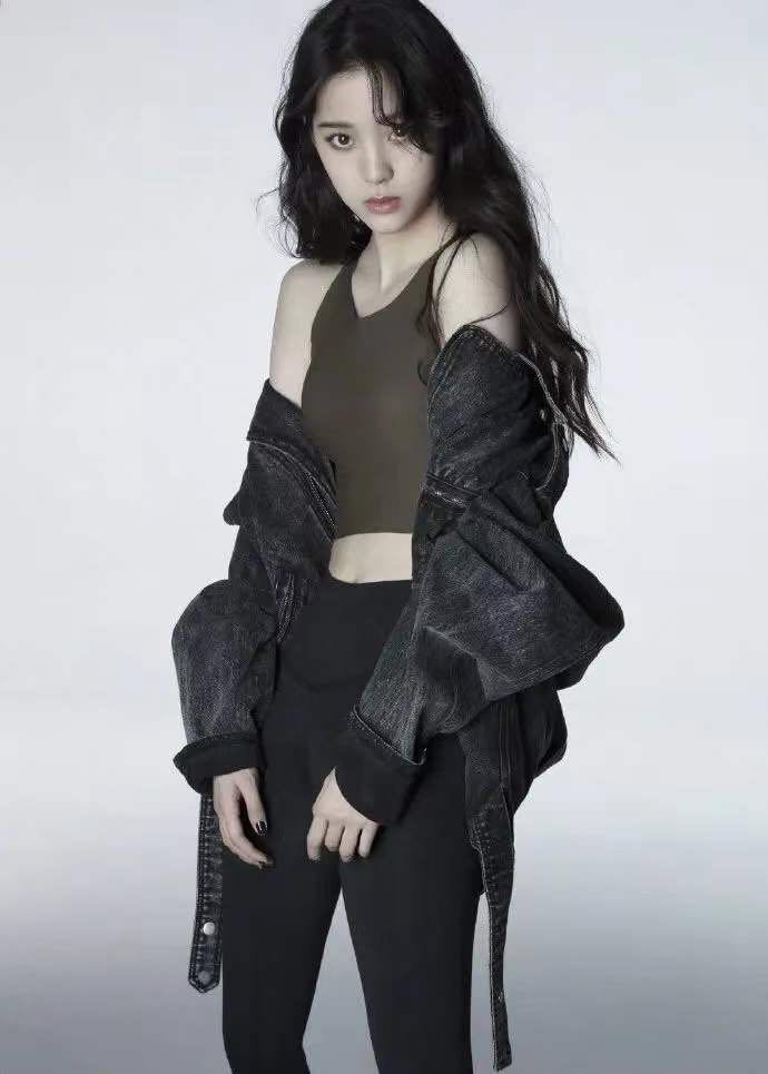 泫雅和男友拍内衣广告,欧阳娜娜泫雅绿色吊带衣跳舞