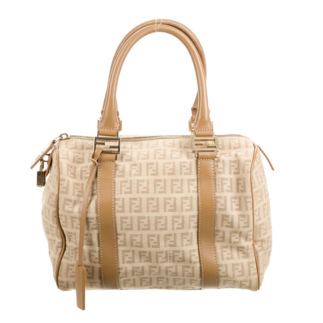 bella和kendall走秀,金泫雅显眼包